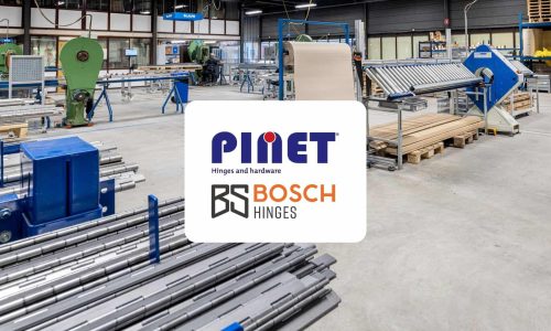 Robuuste scharnieren en hardwareproductie in een moderne fabriekshal, met diverse machinale processen en fabrieksmaterialen voor hoogwaardige BOSCH scharnieren en Pinet hardware.